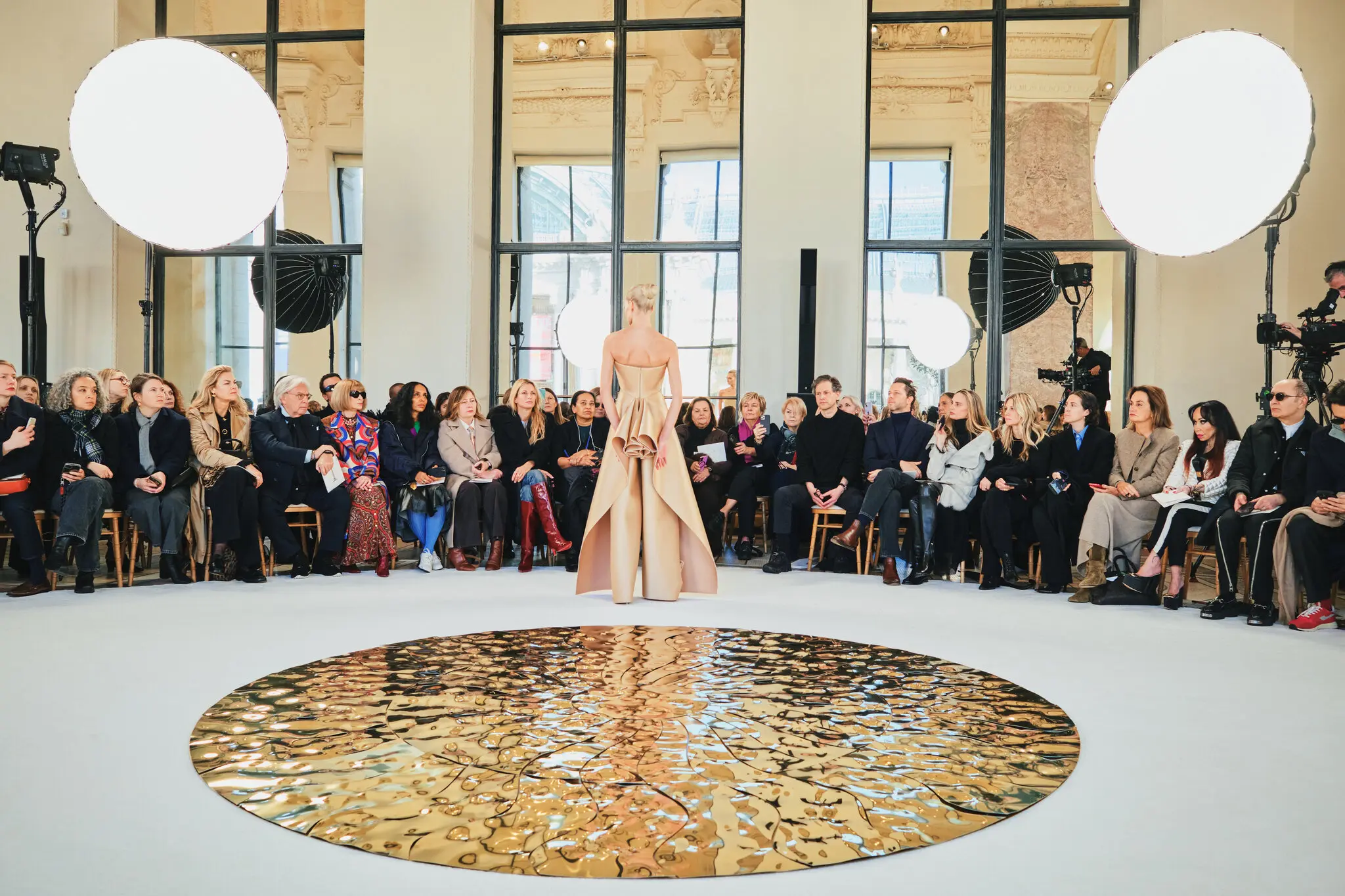 Мода, що ніби зійшла зі сторінок казки: чарівний світ кутюрного тижня в Парижі